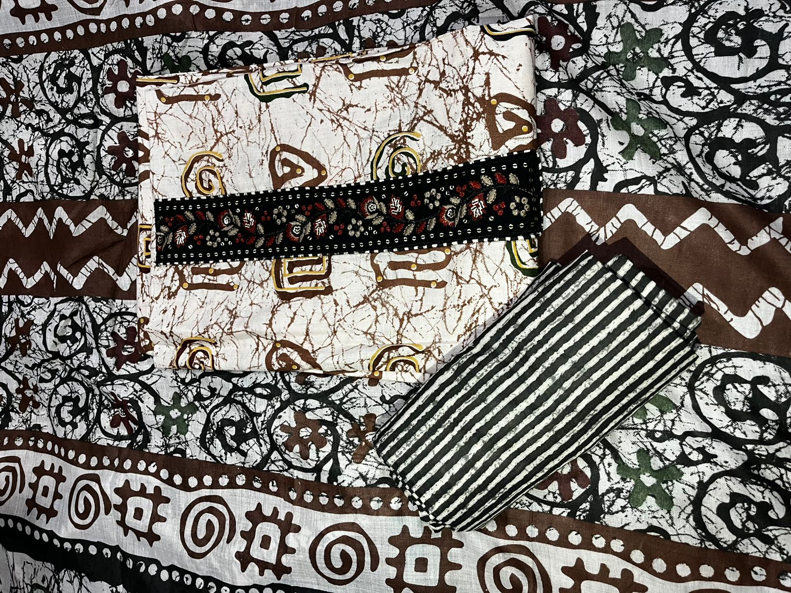 Women’s Brown & White Printed Dress Material with Embroidered Patch – 3 Piece Unstitched Fabric Set